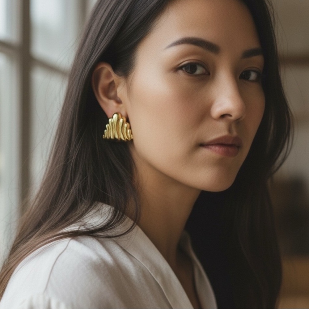 Elegant Gold Wave Earrings - Picture 4 of 4
